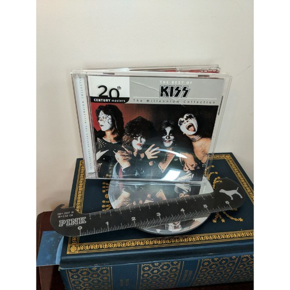 The best of KISS CD 2003 the Millennium collection case has 2 cracks - Picture 1 of 7